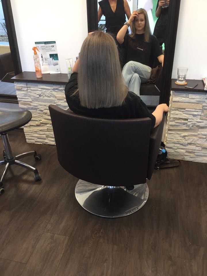 Kundin mit langen Haaren von hinten