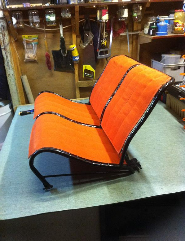 Canapé pliable orange de côté