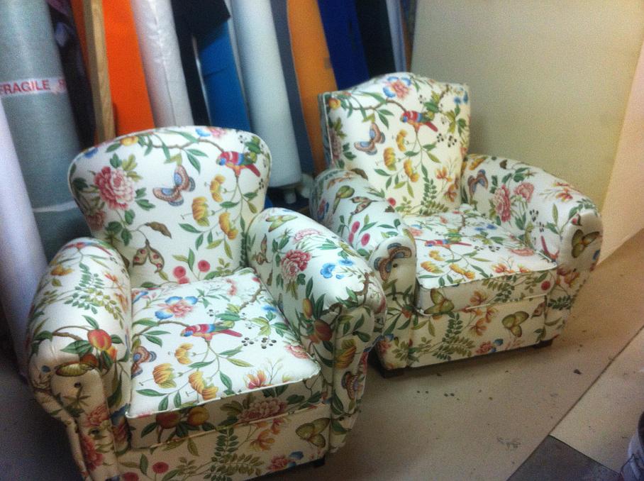 Fauteuils blancs avec des motifs nature