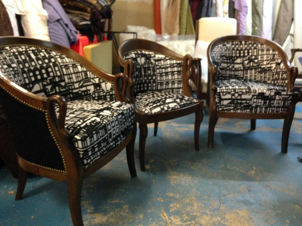 3 fauteuils blanc et noir