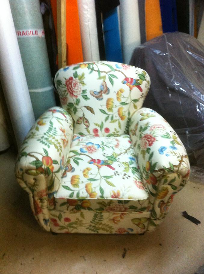 Fauteuil blanc avec des motifs naturels
