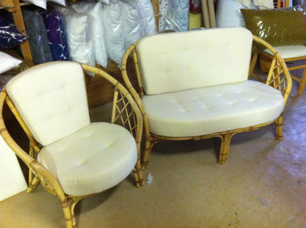 Canapé et fauteuil blancs