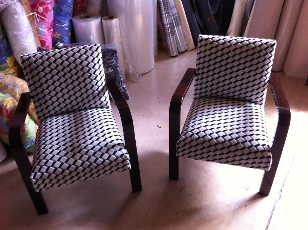 Fauteuils noirs avec motifs à carreaux blancs