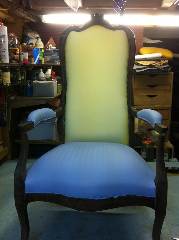 Chaise jaune et bleu