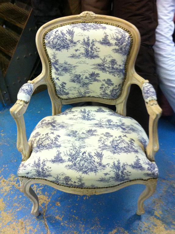 Fauteuil blanc aux motifs bleus