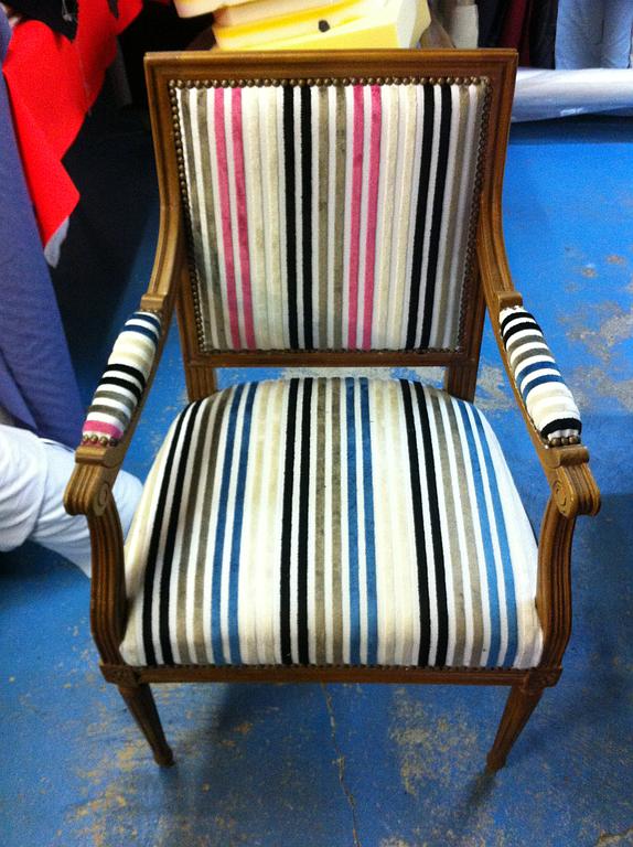 Chaise rayée bleu et rose