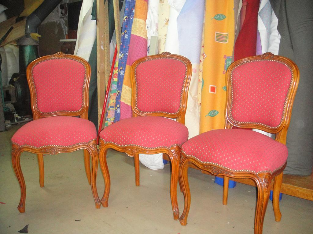 3 chaises rouges