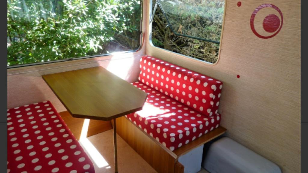 Canapé rouge à pois blancs