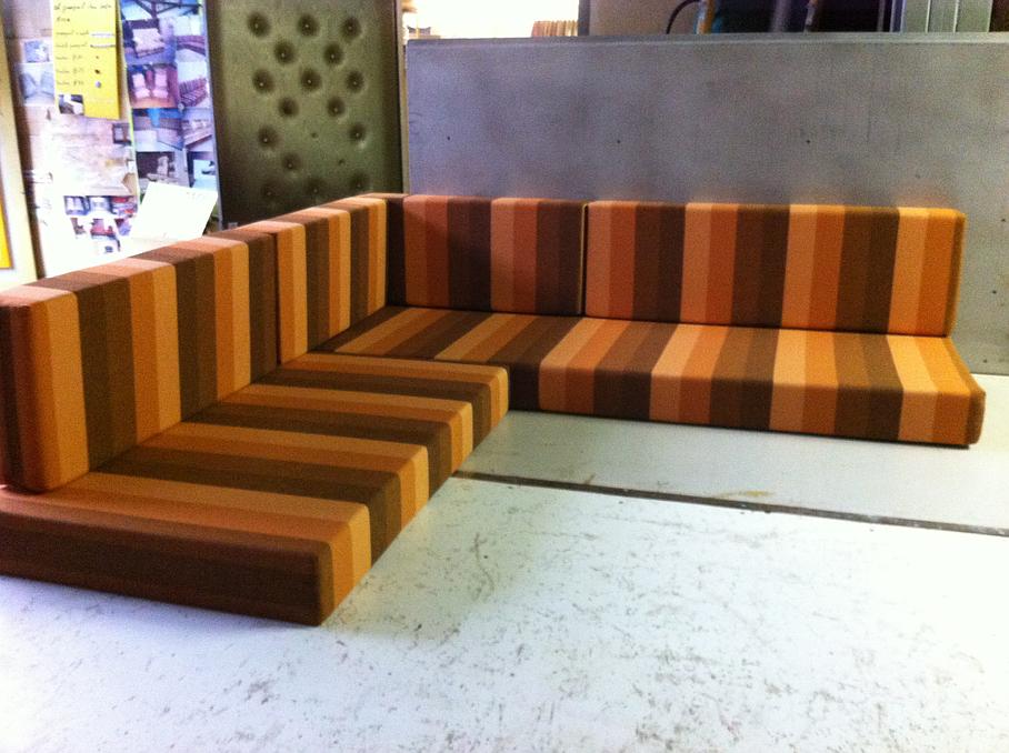 Canapé orange et marron