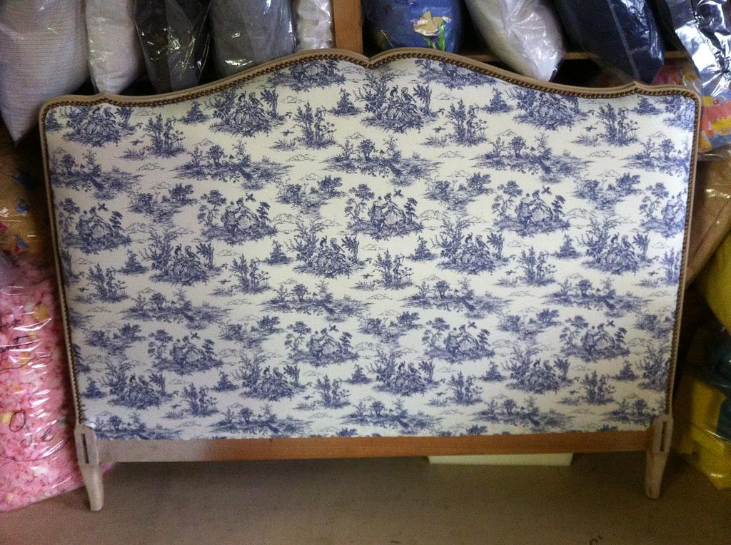 Dos de canapé aux motifs d'arbres bleus