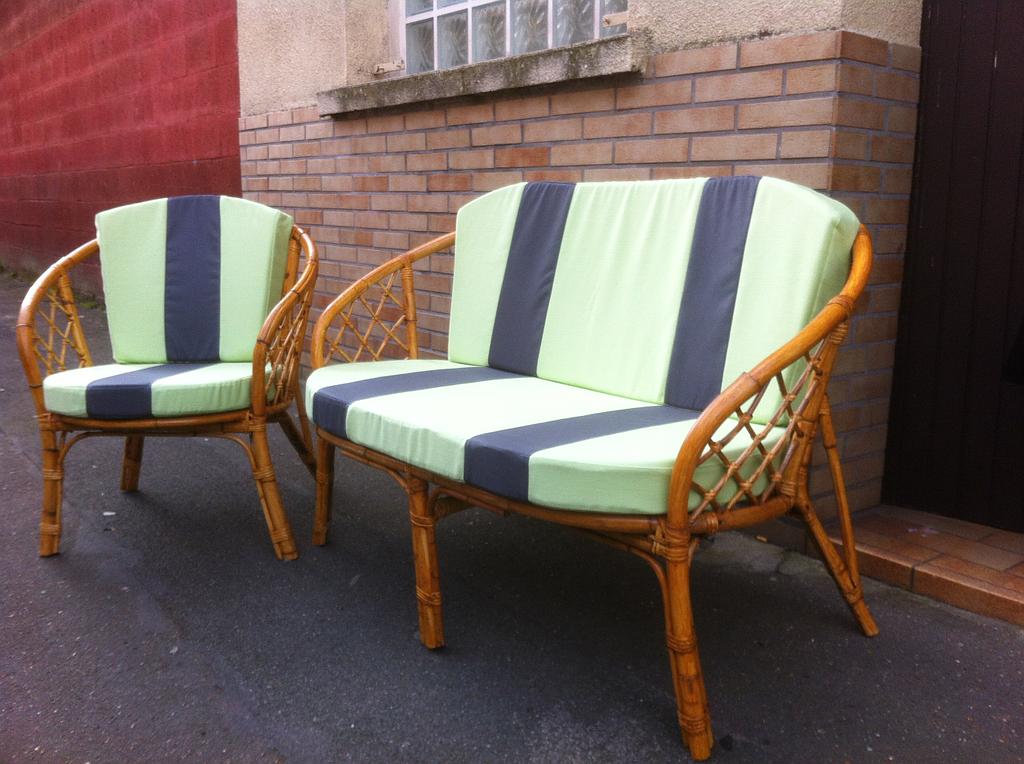 Canapé blanc à rayures bleues