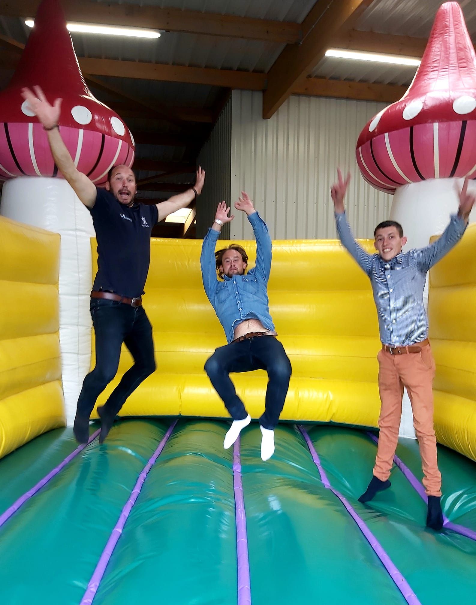 Équipe s'amusant dans un jeu gonflable.