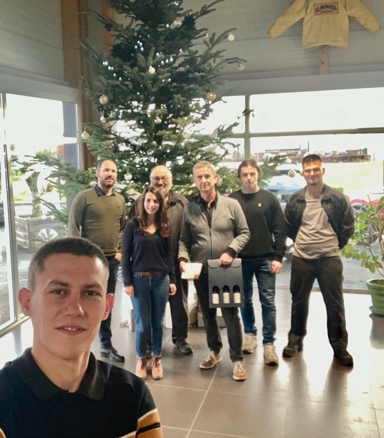 Photo de l'équipe pour le départ à la retraite d'un collègue.