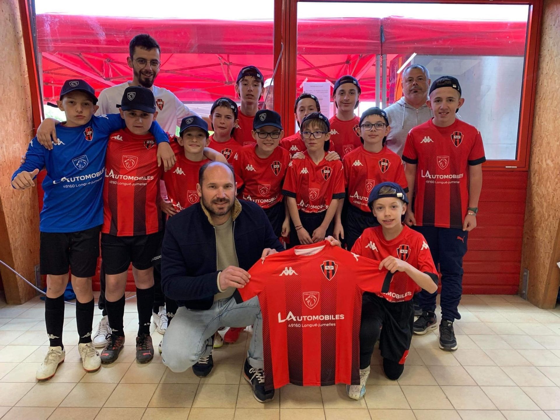 Jeunes de l'équipe de l'ACL portant des maillots floqués.