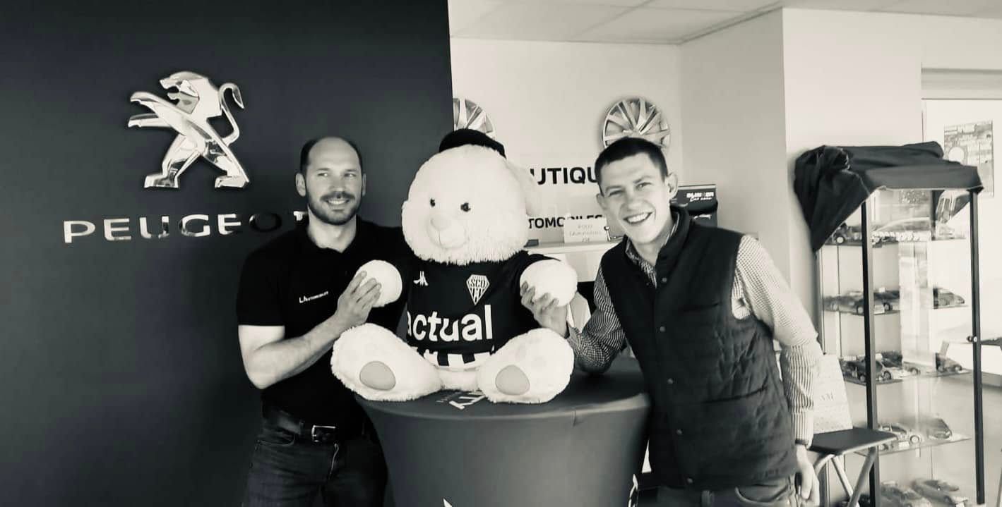 Peluche portant un maillot floqué Angers SCO.