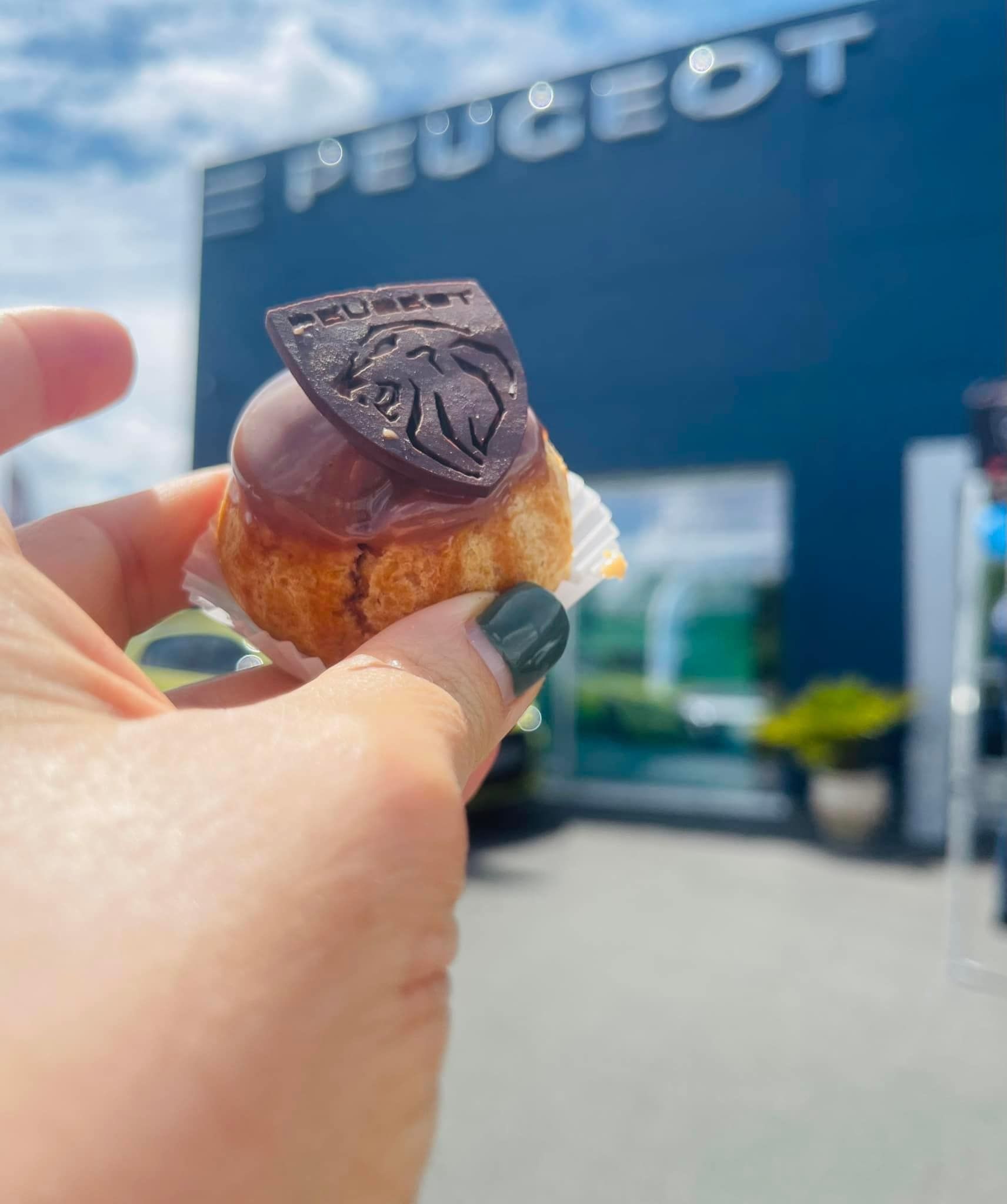 Pâtisserie à l'effigie de Peugeot.