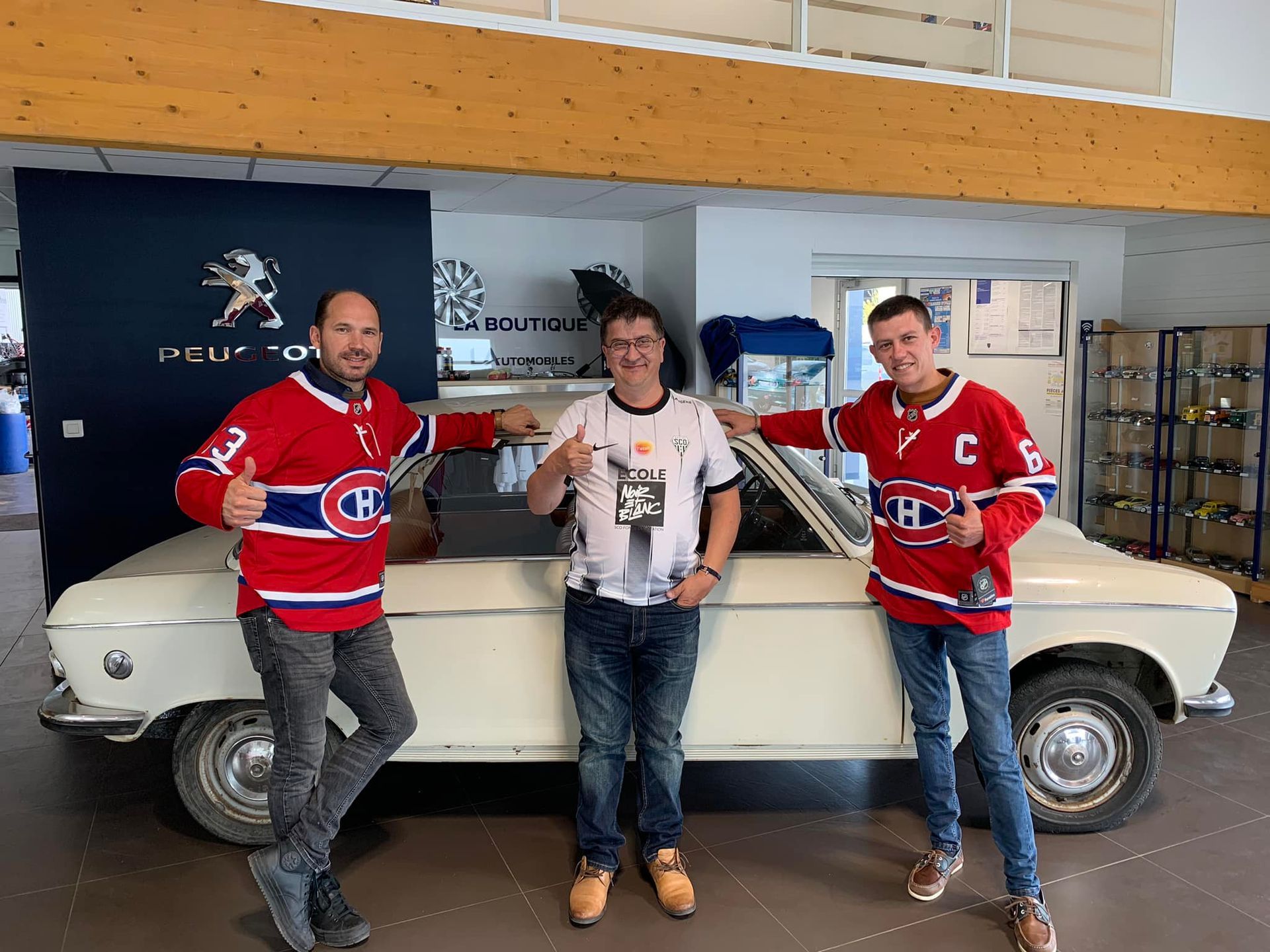 Échange de maillots avec équipe du Canada.