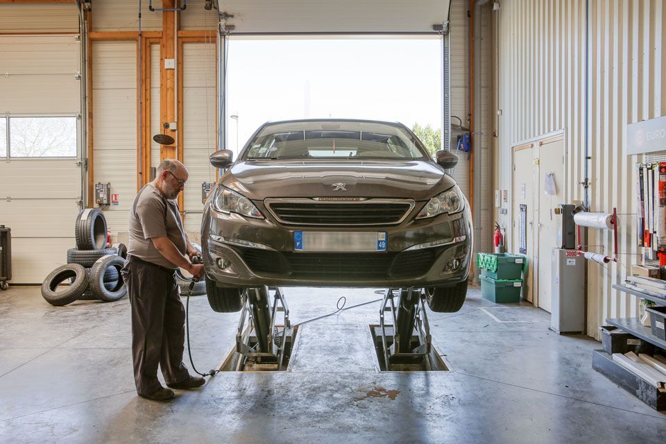 Notre technicien qui change une roue