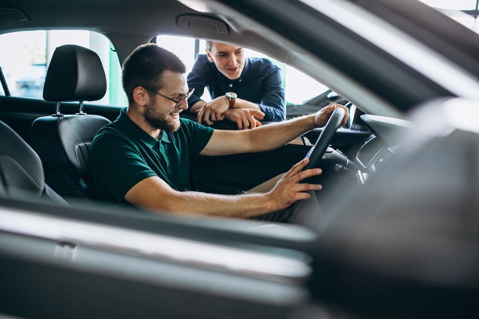 Personne qui essaie une nouvelle voiture