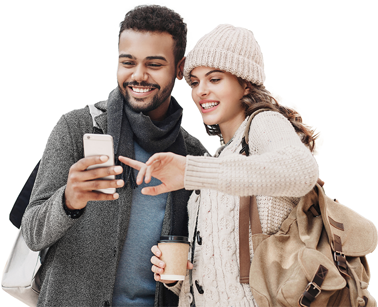 Jeune couple souriant sur le téléphone.