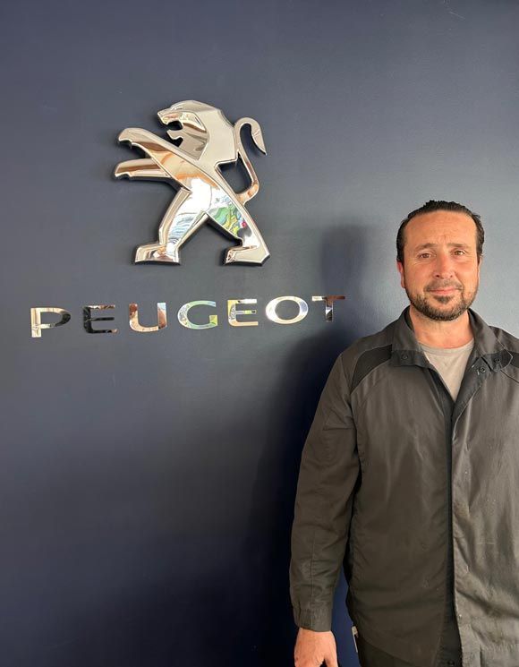 Julien, Technicien automobile.