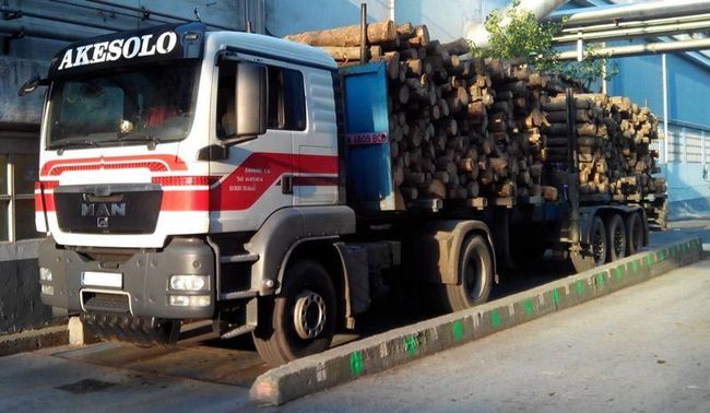 Transportes Akesolo vehículos estacionados