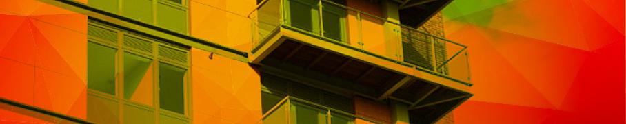Balcon avec un garde-corps en verre
