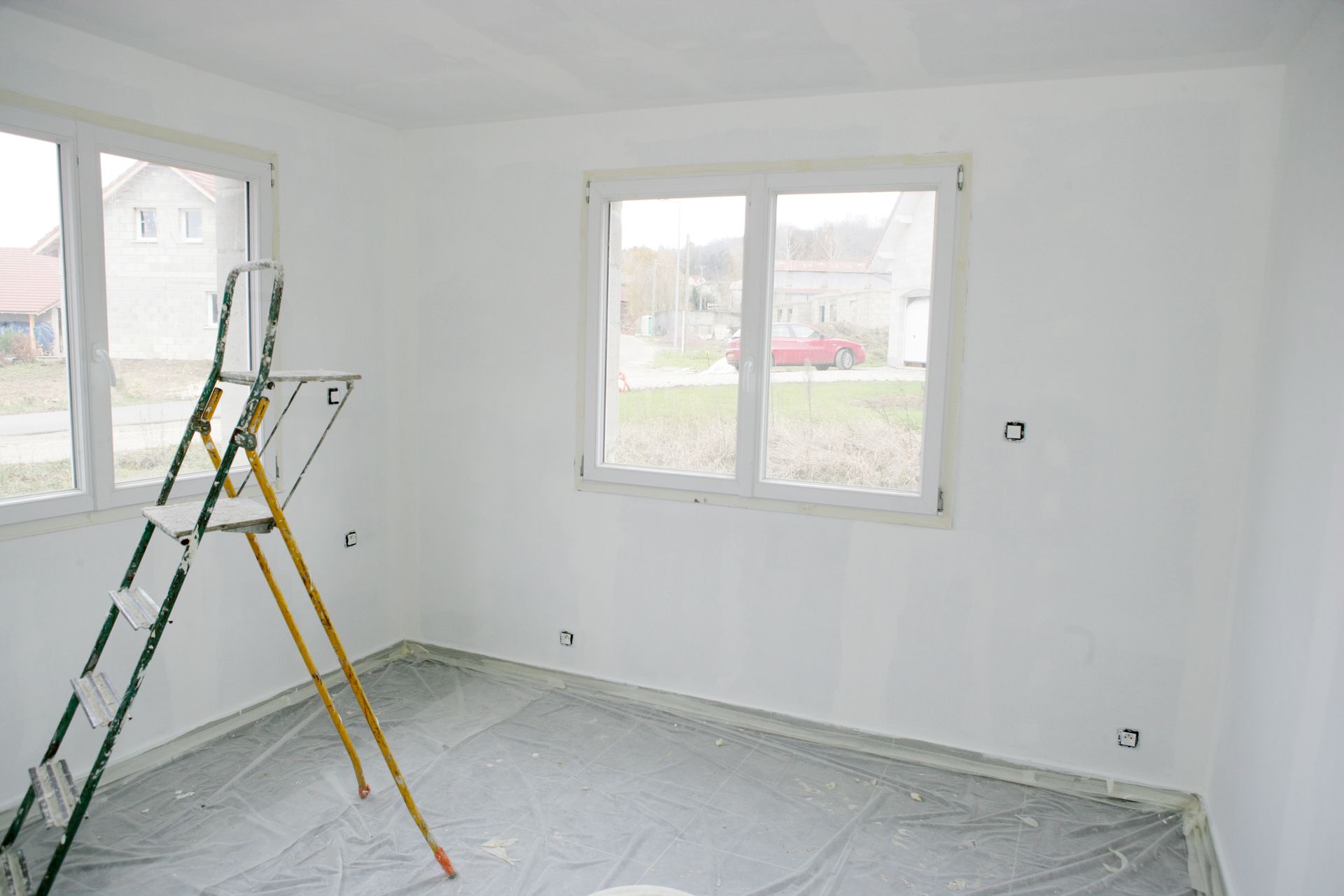 Application d'une peinture blanche dans une pièce