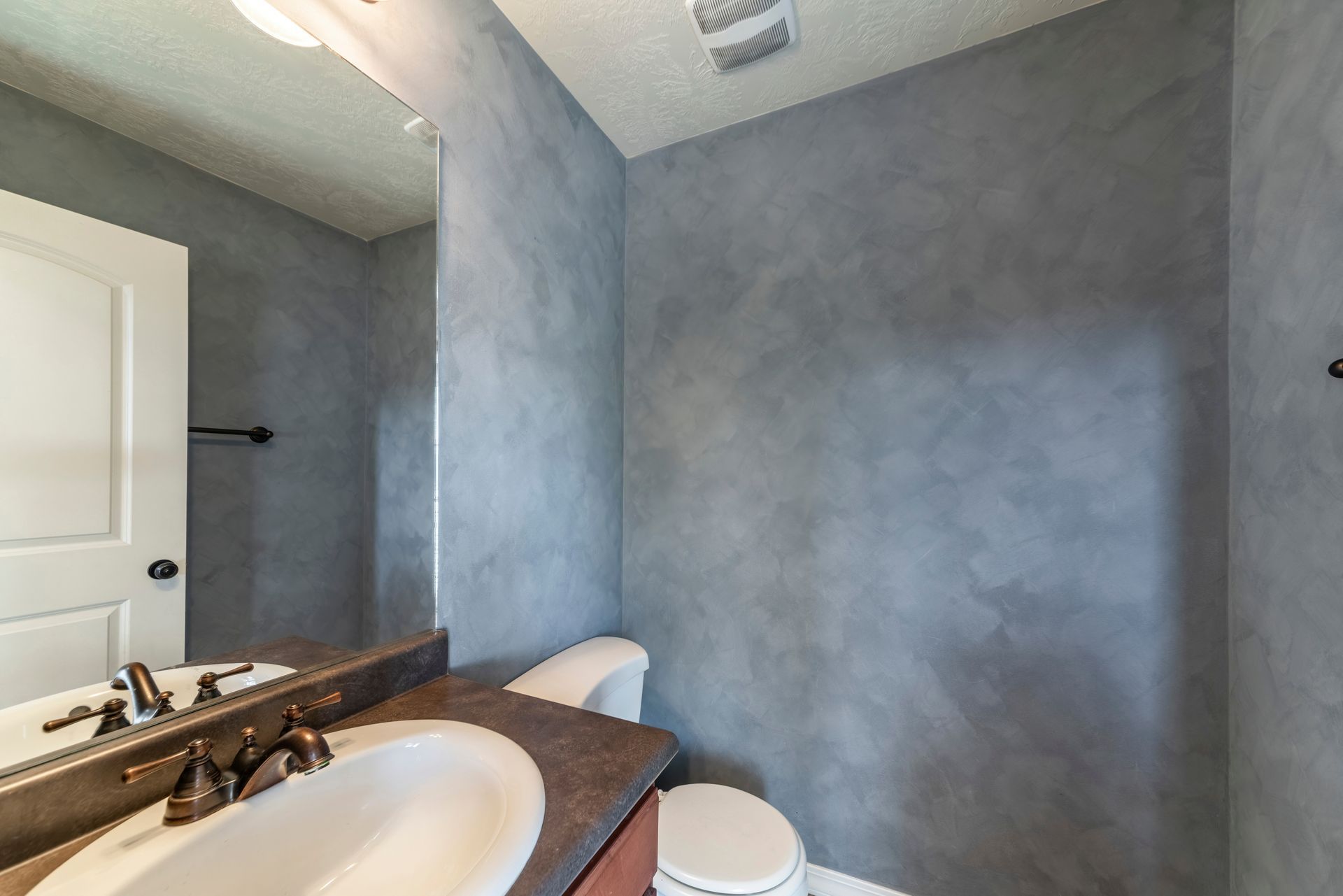 Mur d'une salle de bains effet béton