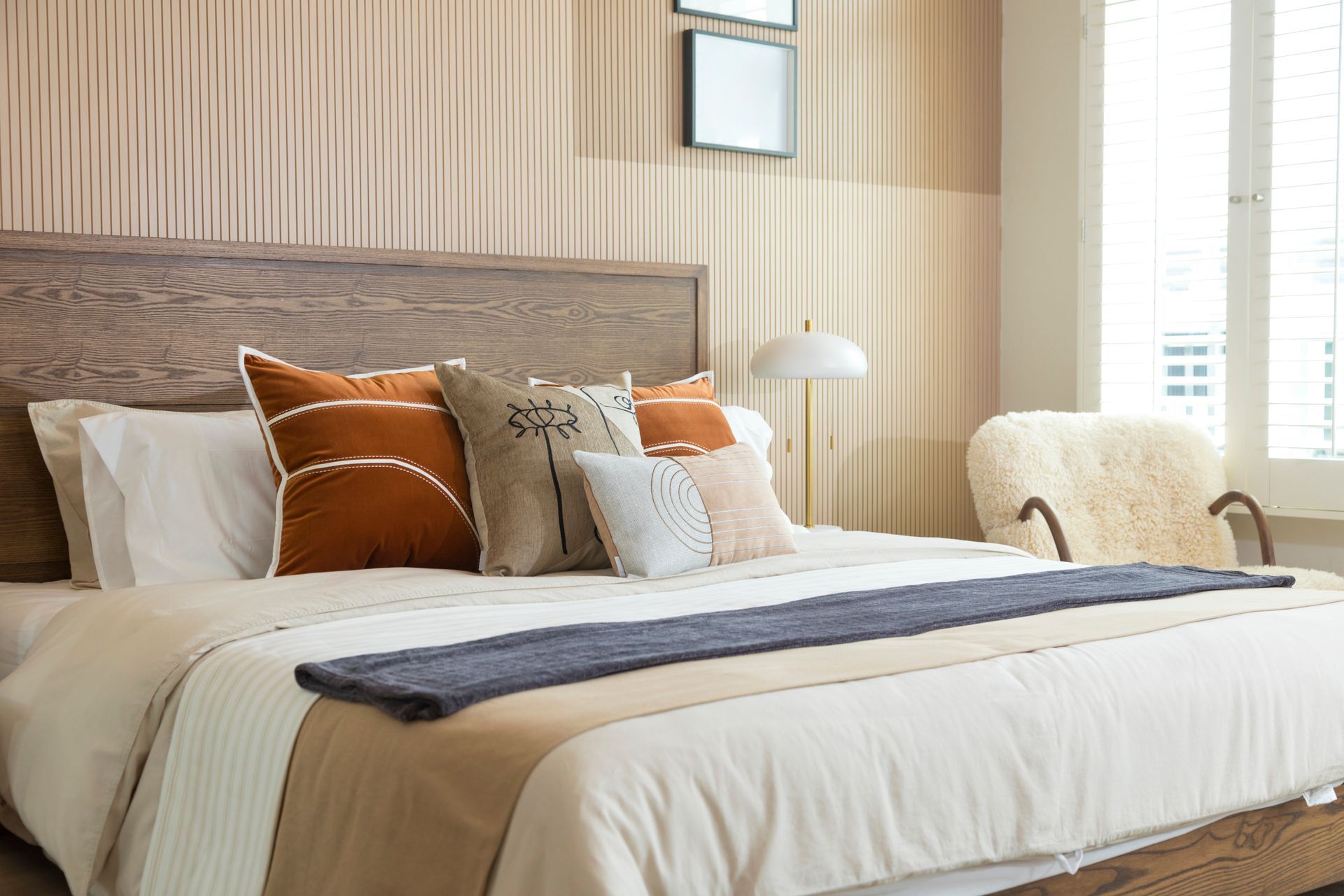 Chambre avec un lit double et un fauteuil