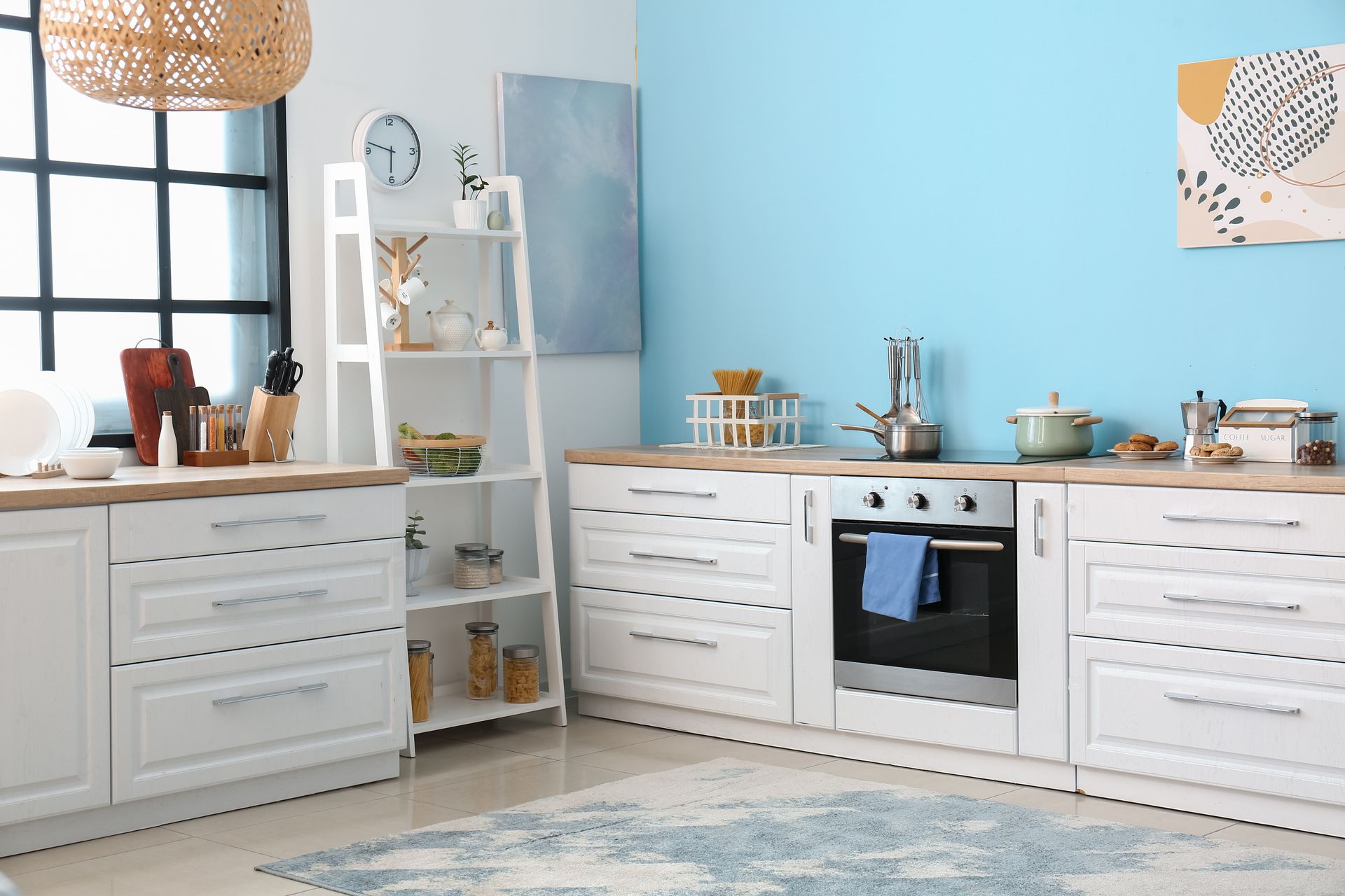 Cuisine en bois de couleur blanche avec un mur bleu clair