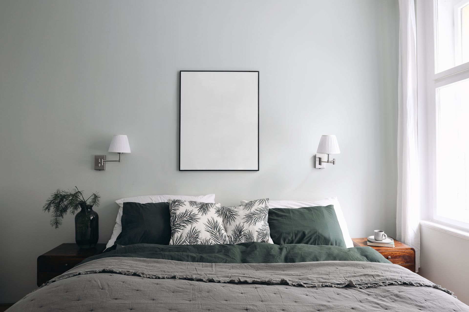 Lit double avec deux appliques et un cadre au-dessus du lit