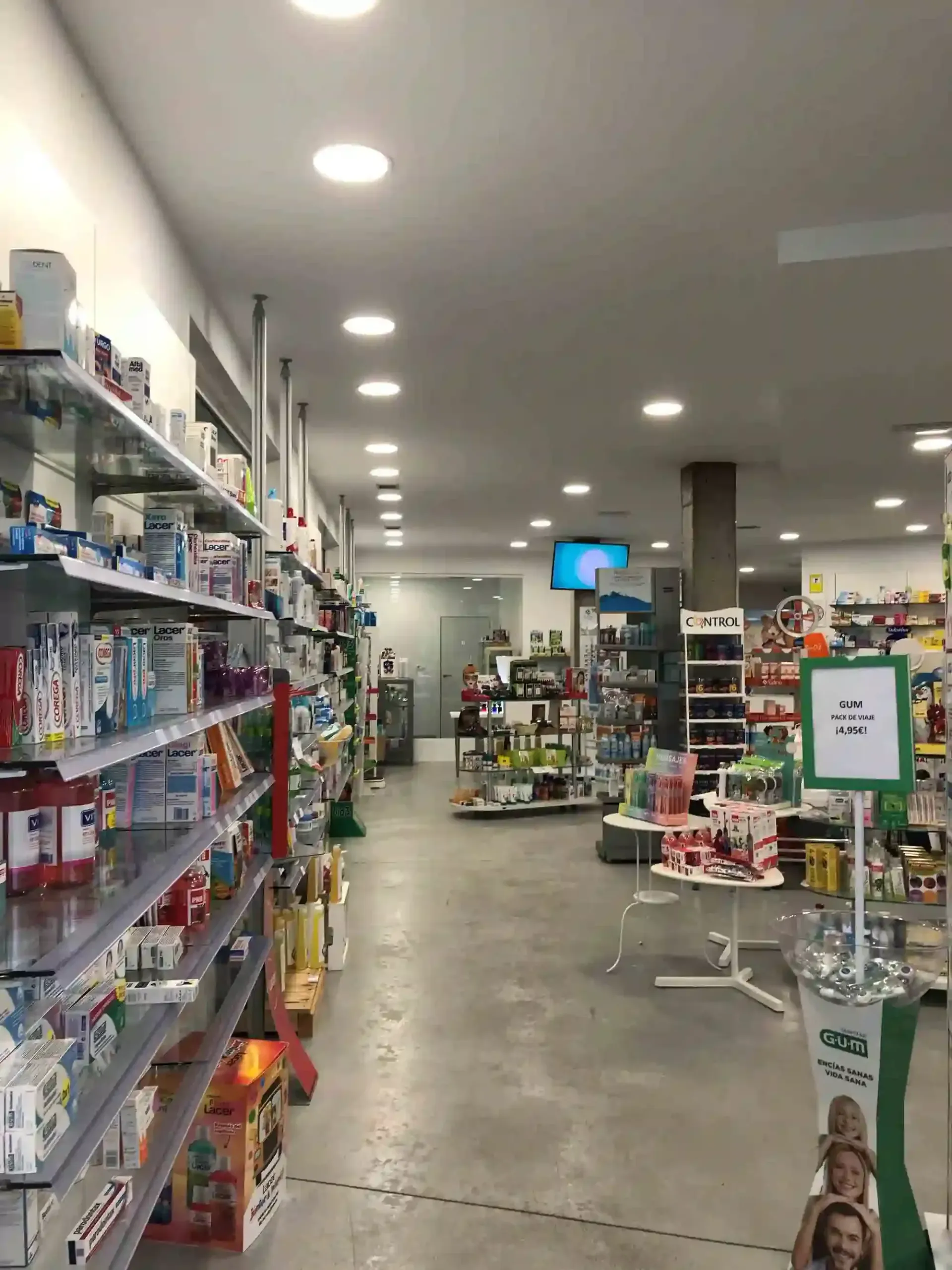 El interior de una farmacia llena de muchos estantes y productos.