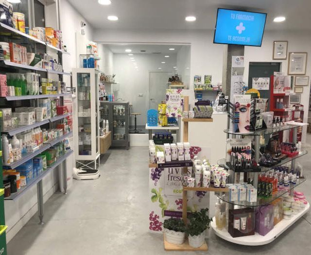 El interior de una farmacia llena de muchos productos.