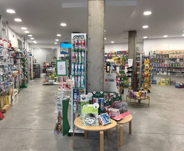 Una farmacia con un cartel que dice chicle