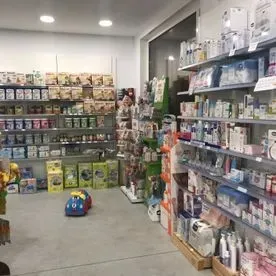 Una tienda llena de muchos productos y juguetes.