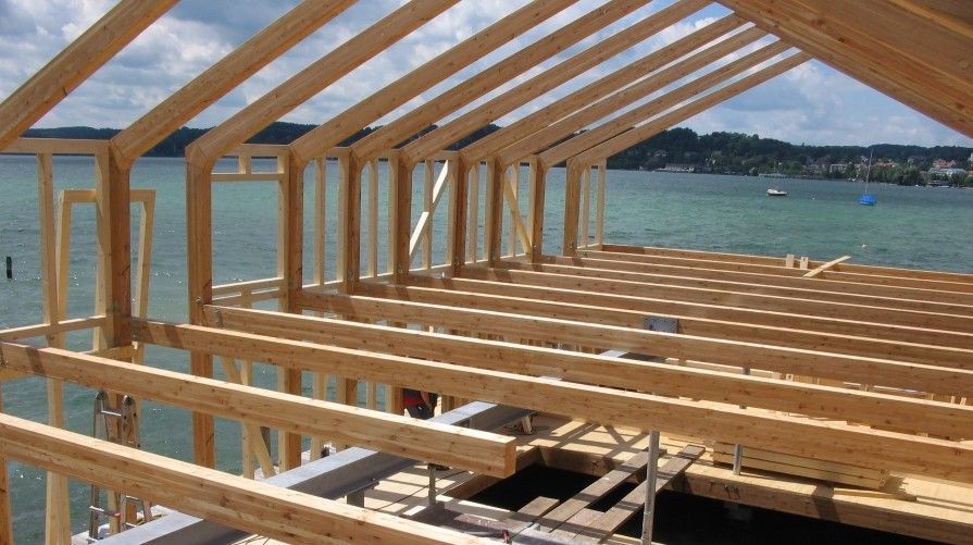 ein Gebäude in der Bauphase mit einem Holzrahmen darauf
