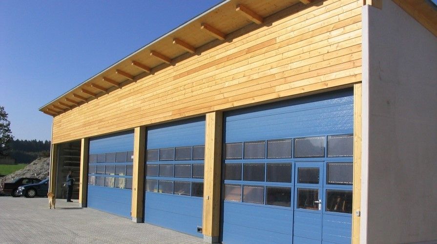 eine Gruppe von Menschen arbeitet an einem Bauplan