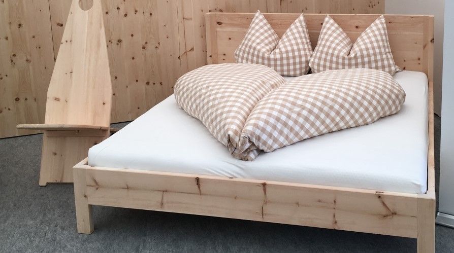 Massivholzbett in hellem Holz, Maßanfertigung