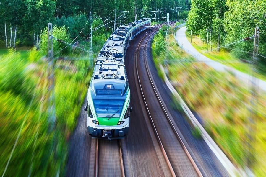 Un tren pasa por las vías en el campo.