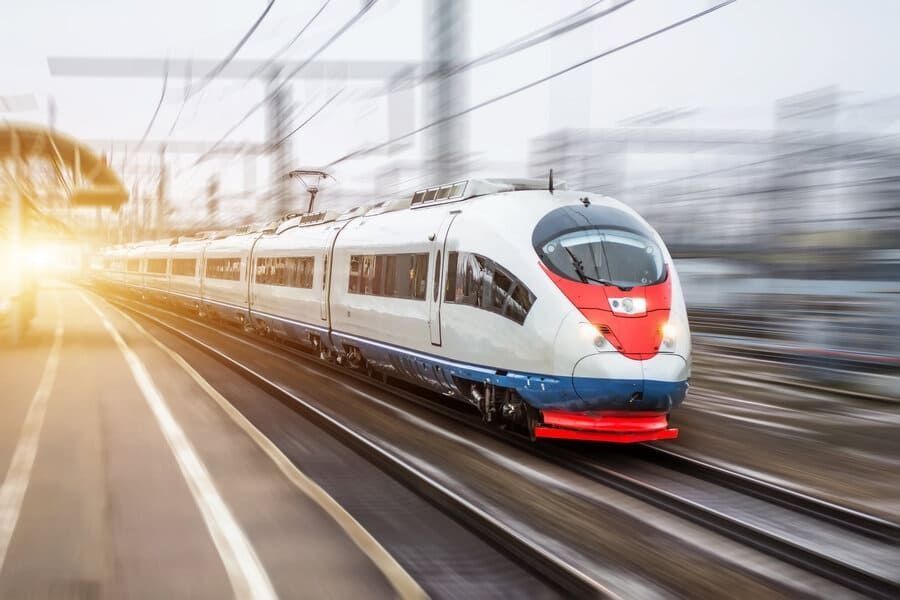 Un tren pasa por las vías en el campo.