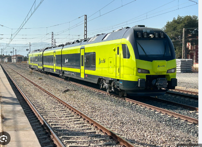 Un tren pasa por las vías en el campo.