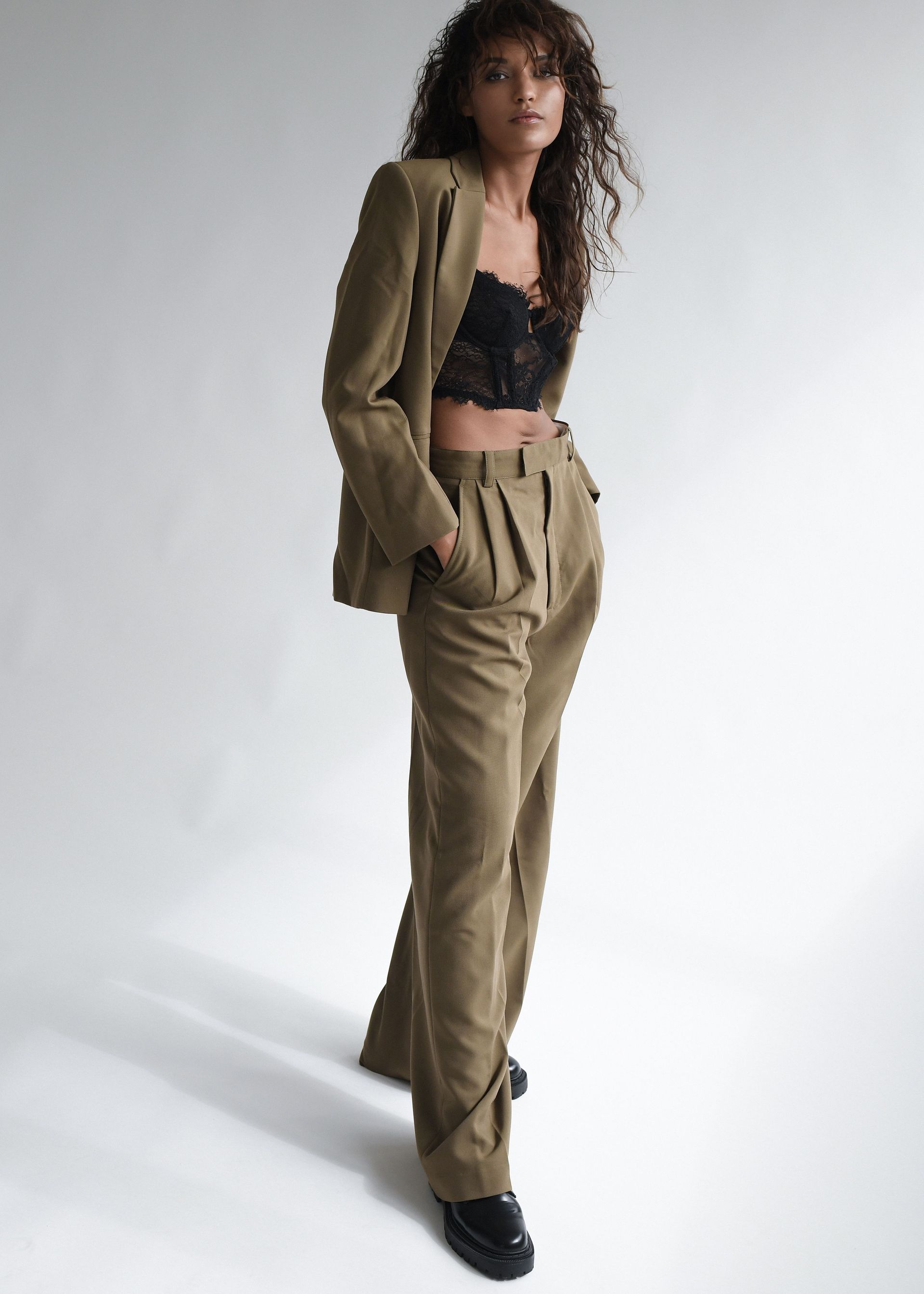 Eine Frau trägt ein Kostüm und einen schwarzen BH.