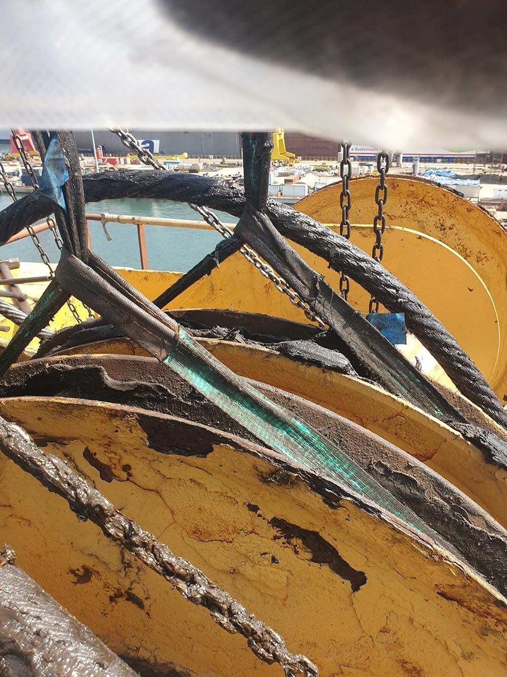 Ein Bündel Seile hängt an einer Metallstruktur.