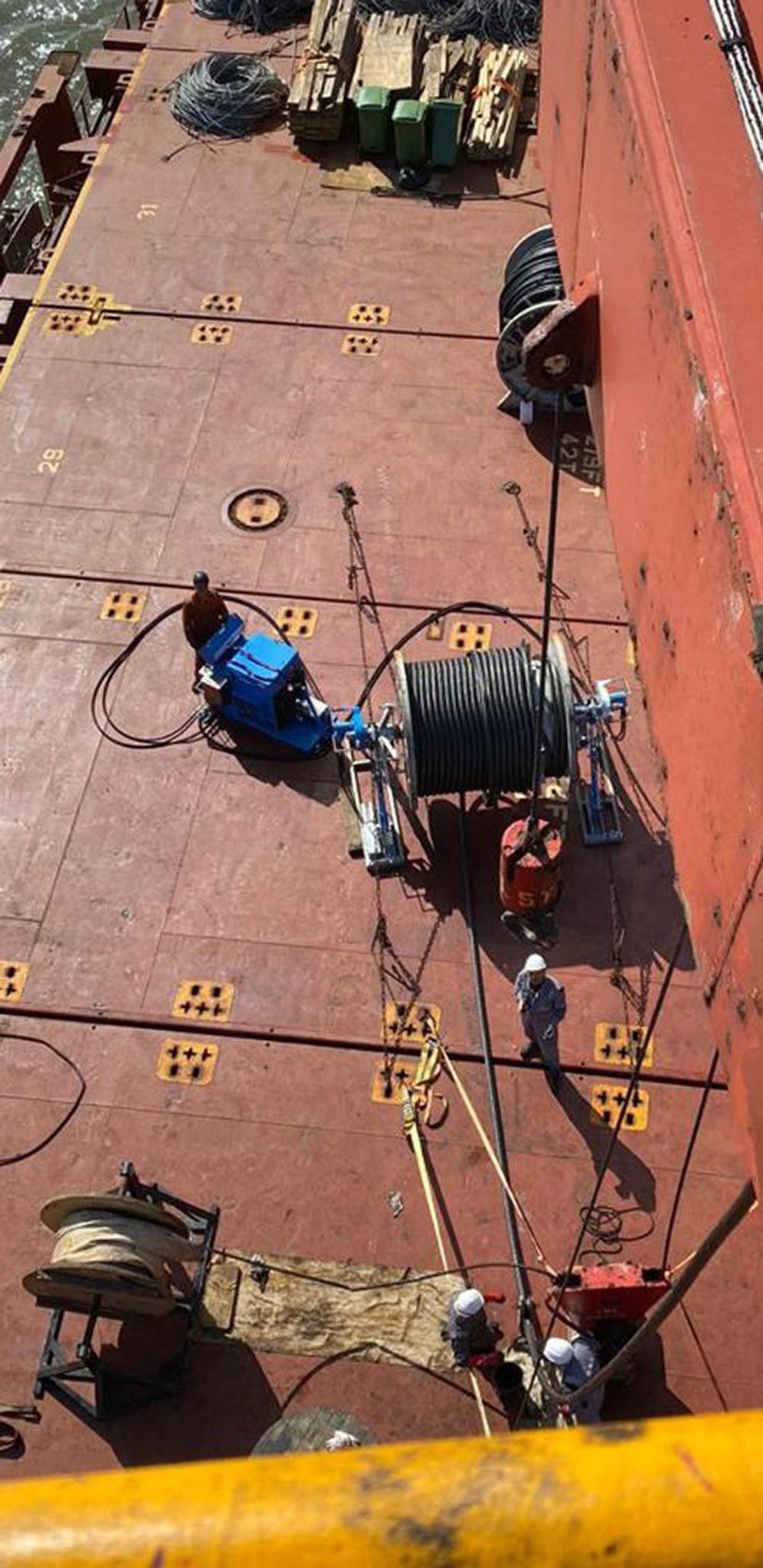Das Deck eines großen Schiffes mit viel Ladung darauf.