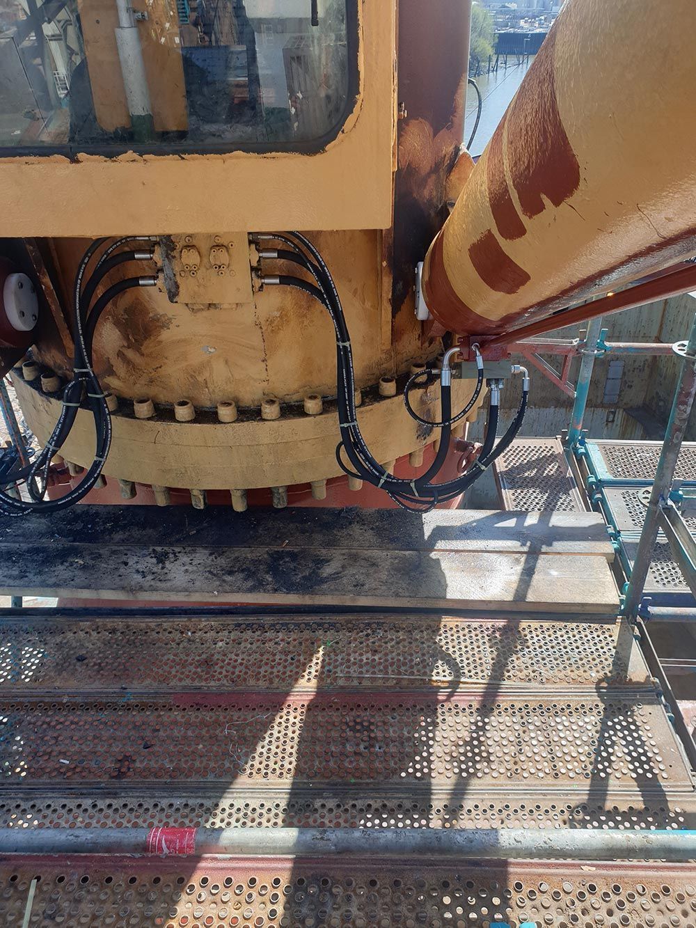 Eine Nahaufnahme einer Maschine, die auf einem Gerüst steht.