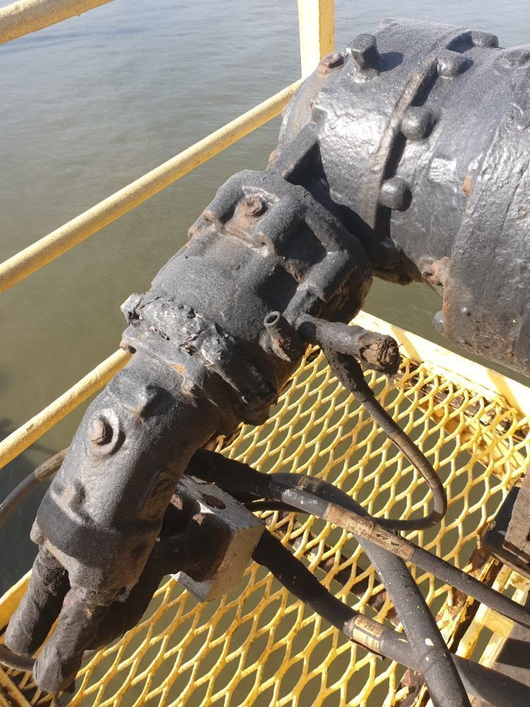 Eine Nahaufnahme eines Metallrohrs mit einem gelben Zaun im Hintergrund