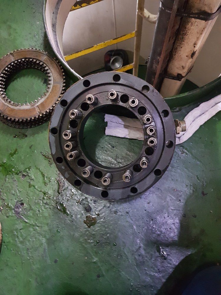 Eine Nahaufnahme eines Lagers auf einer grünen Oberfläche.