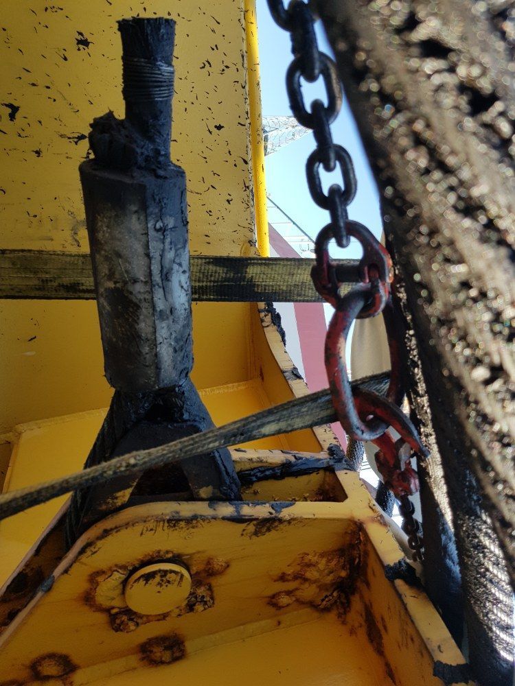 Eine Nahaufnahme einer Kette, die an einem gelben Objekt hängt