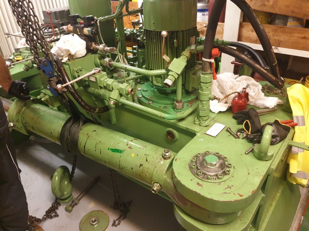 In einem Raum steht eine grüne Maschine auf dem Boden.